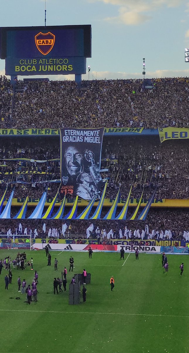 Hasta en el cielo te coges a las gallinas. Muchas gracias, Miguelo. Muchas gracias, viejo cogedor.
