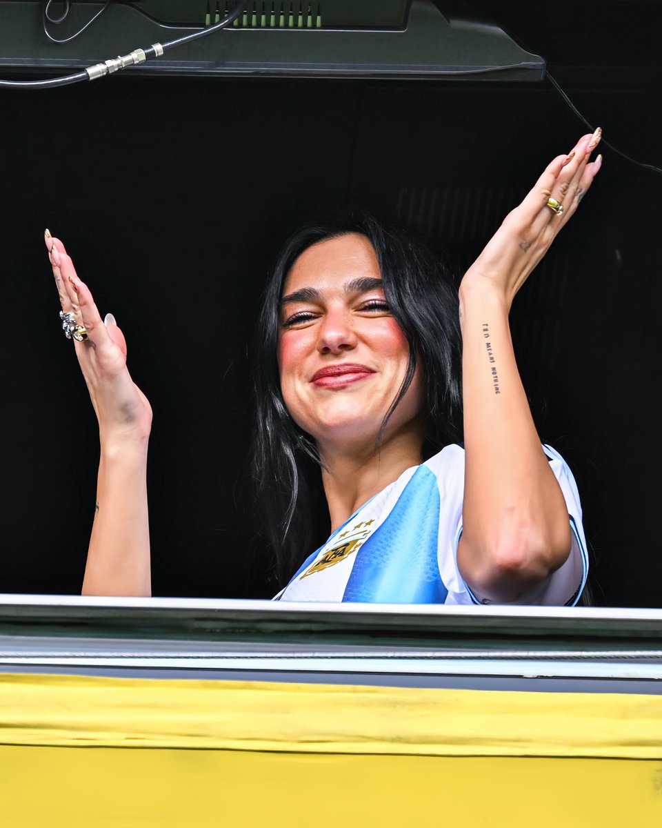 ELLA TIRABA BESOS POR FAVOR TE AMO DUA LIPA