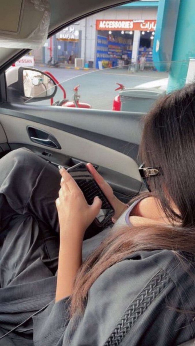 منقز مديثتك معي وباخذ فيها فره وقبل ارجعها بخليها تمص لي وابنزل بفمها ، عندك مانع ي 
' رجال البيت الغيور ' ؟😝🤏🏻