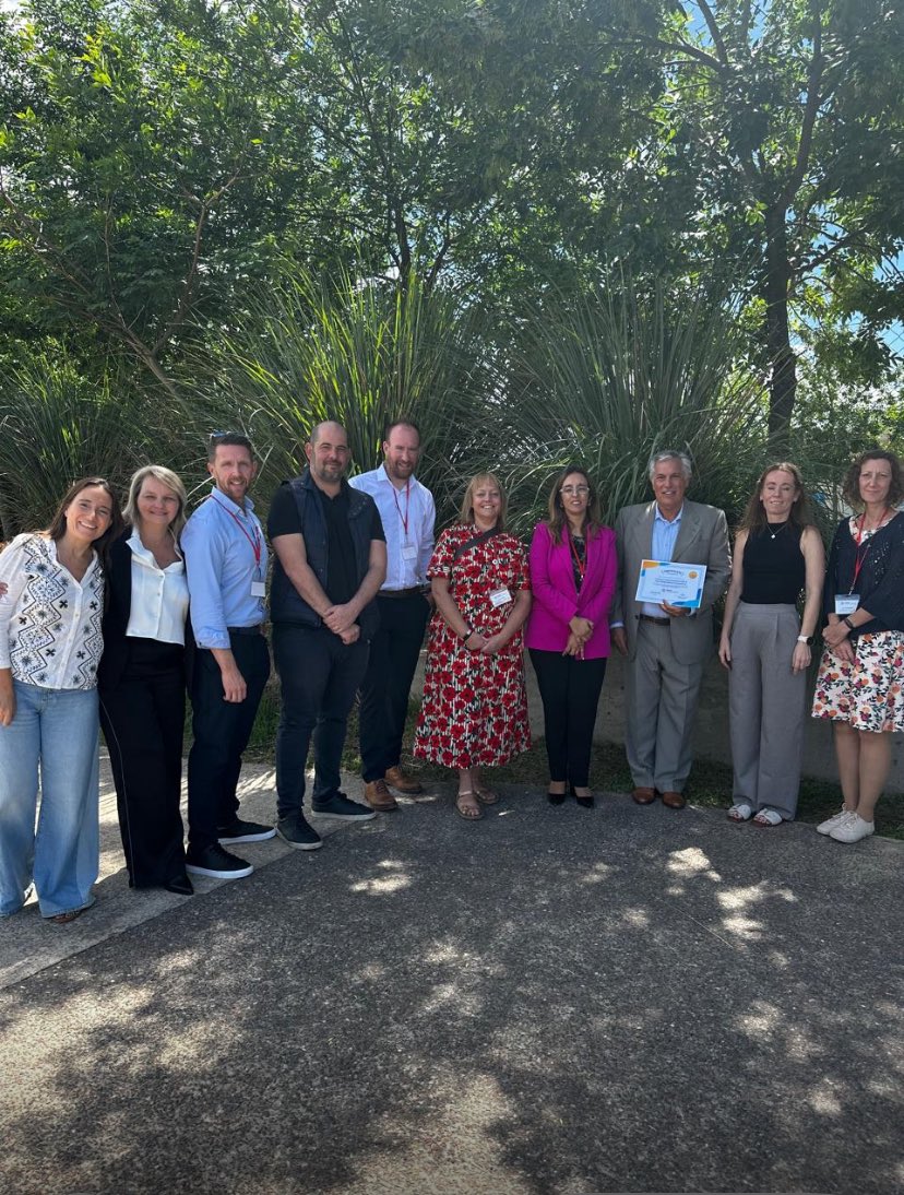 Esta semana volvimos a comprobar que cuando se abren puertas, también se abren horizontes.
Gracias, @Darío Álvarez Klar, por recibirnos con tanta calidez y por sostener una mirada educativa que entiende que el mundo se aprende con otros.