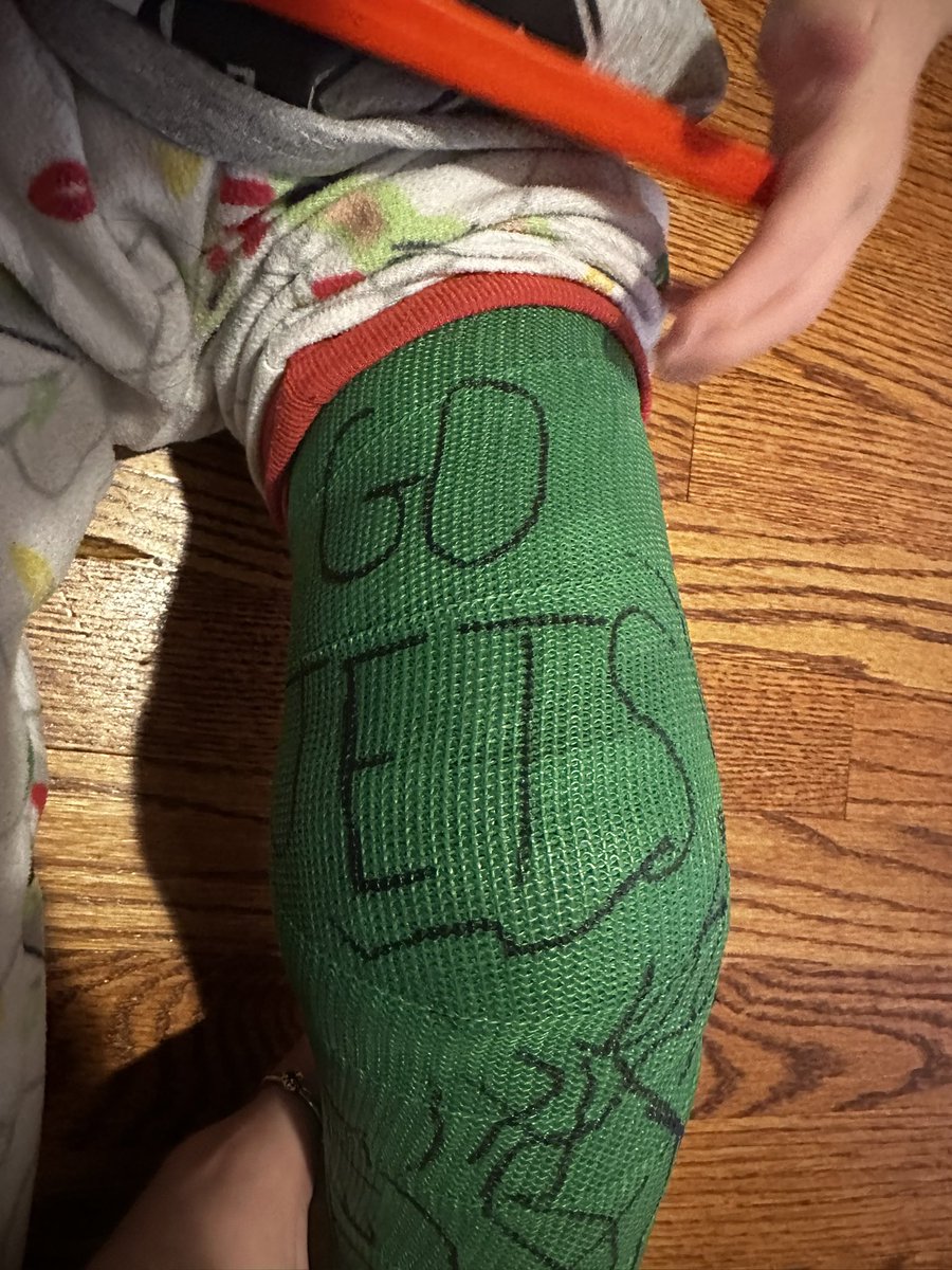 JessicaaDavis1's tweet photo. Hey @nyjets we think this is your good luck charm 😅😅

Third week with this on &amp; you’ve won both games 🤪💚 

My little Jets fan is so happy 😭😂 https://t.co/w1MWagSaQc