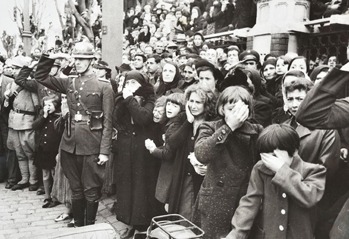 ezgihoscan's tweet photo. bu 10 Kasım fotoğrafları mahvetti beni. https://t.co/SyVPnJwu6W