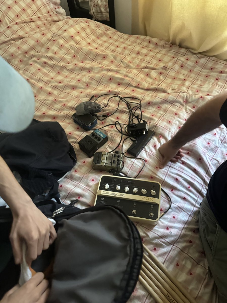 rockyamistad's tweet photo. wowow que finde más divertido jo tengo la peor depresión post-conci/viaje(? del mundo 🥹🥹🥹🥹 no hay nada mejor que sol, la música y un pedacito de hogar en un país tan frío!!!!! https://t.co/XHbJWIeZ2j