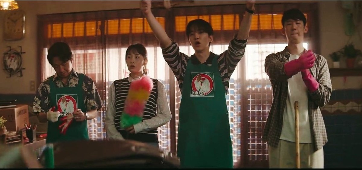 el verdadero "me caigo, me levanto" son ellos. Me movió ver llorar a miseon porque aunque no todo estaba perdido, hizo tanto por salvar la mercadería que su frustración se sintió. Este viaje los marcó y ahora entienden qué es ser un solo equipo.

#TyphoonFamily
#TyphoonFamilyEp10