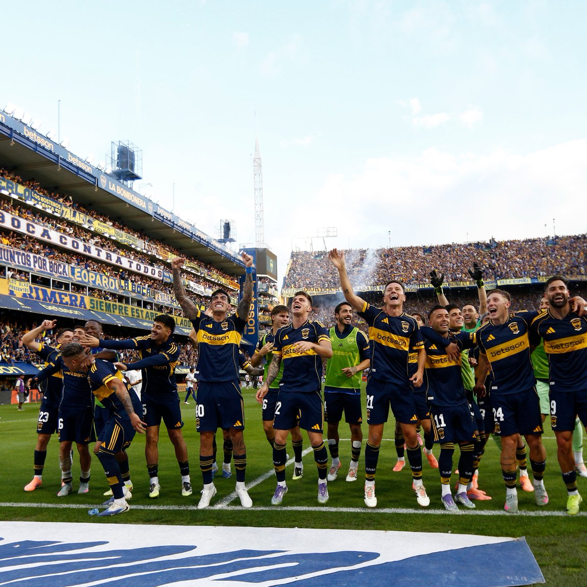 TyCSports's tweet photo. ¡LOS FESTEJOS DE BOCA TRAS GANAR EL SUPERCLÁSICO ANTE RIVER! 🔵🟡🔥 #TorneoClausura https://t.co/rqfcHRNS01