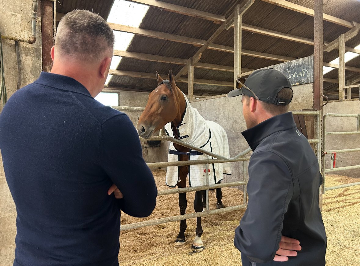 Around the stables to see the Aussie NZ Cup Week raiders for <a href="/TracksideNZ/">Trackside NZ</a> 
Kingman with <a href="/lukeamccarthy/">Luke Mccarthy</a> .
Also Leap To Fame, Arcee Phoenix <a href="/csvanosio/">Snooza</a> and Jilliby Ballerini <a href="/paddylee10/">Paddy Lee</a> 
Box Seat special show starts 11.30am and on <a href="/YouTube/">YouTube</a> straight after.