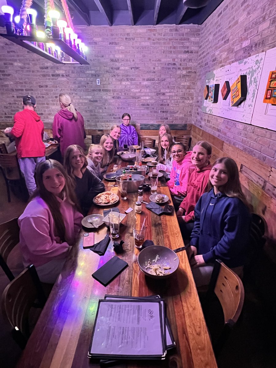 SelectFP_IA10's tweet image. A fun weekend of big swings and strong arms 💥
@Lucy_Anderson88 0.455
@AddiKessler12 0.400 + 2-2B 
@LillyBiegger 0.385 + 2-2B 
@AllieHarrigan 💣 + 3B
@IzzieJerome clutch 2B 

@AllieHarrigan &amp;amp; @AddiKessler12 combined for 25 innings, 21 Ks, and 80% weak hits. 👊

@Macyn06 with 2 🗝️…