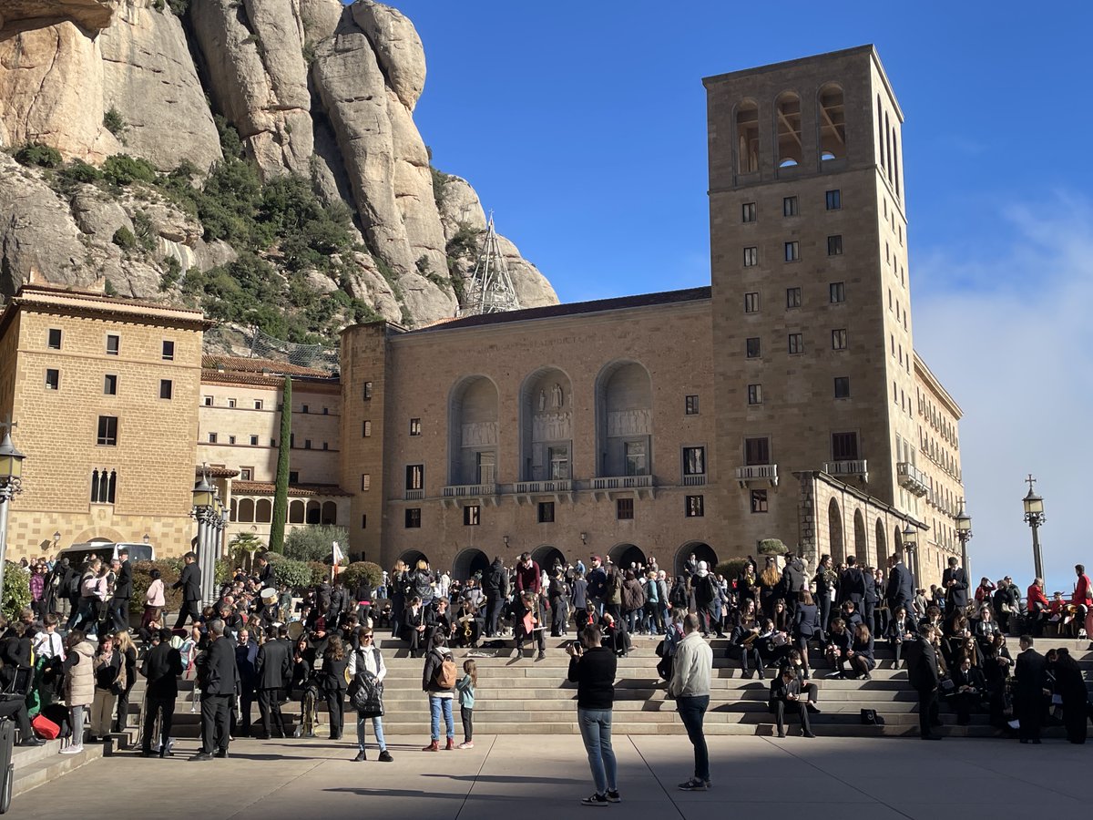 FSerra77's tweet photo. Aquest matí hem pogut gaudir de la 41a trobada de #Bandes de #Música de #Catalunya, acte del #MillenariMontserrat, que ha comptat amb la participació de més d'un miler de músics que han omplert de so i alegria les diferents places del santuari. https://t.co/j0ajcMhNw2