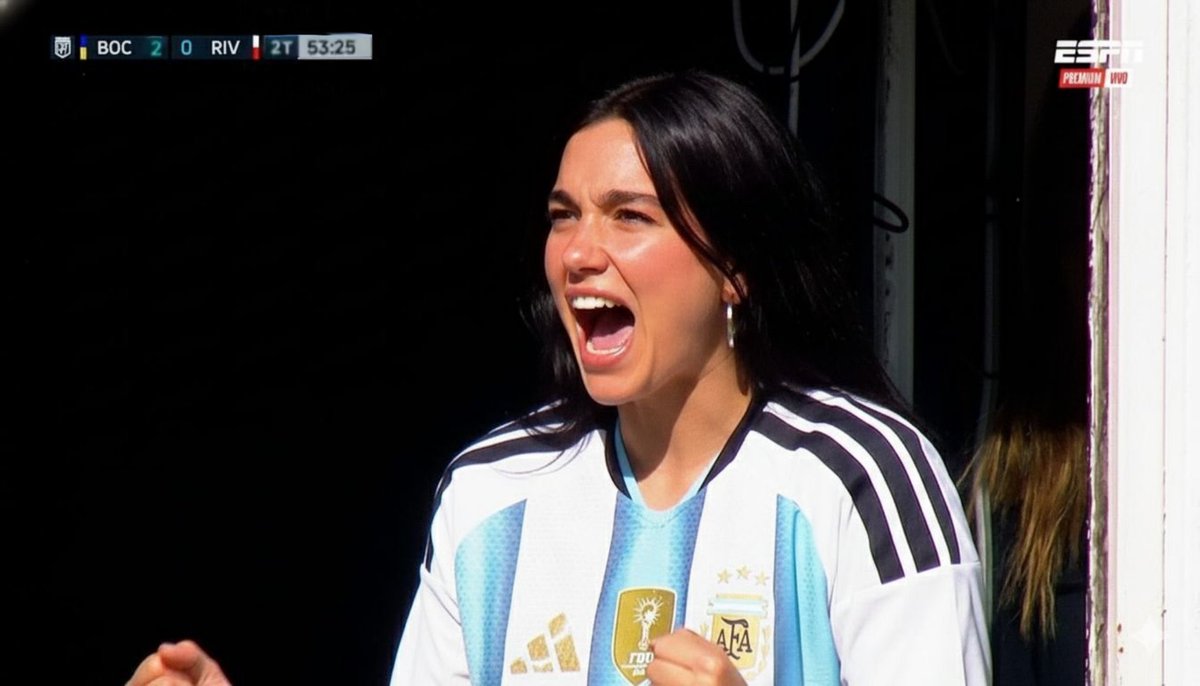 le dieron su camiseta y la prendió fuego porque DUA LIPA ES DE BOOOCAAAAAA