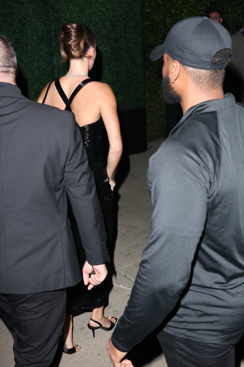 8 de novembro: Hailey Bieber chegando à festa de aniversário de 70 anos de Kris Jenner, realizada na mansão de Jeff Bezos, em Los Angeles, Califórnia.

Confira em: portalhaileybieber.com.br/galeria/thumbn…