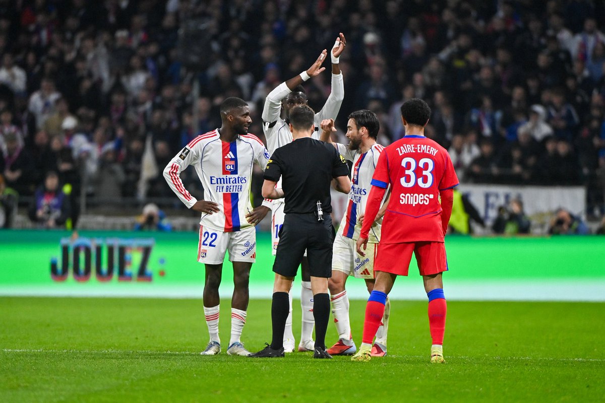 ActuFoot_'s tweet image. 🚨 Alexandre Lacazette 🇫🇷 après OL/PSG :

« 𝗕𝗥𝗔𝗩𝗢 𝗢𝗟.

𝗣𝗔𝗦 𝗙𝗔𝗖𝗜𝗟𝗘 𝗔̀ 𝟭𝟭𝘃𝟭𝟮. » 🥶

📲 X