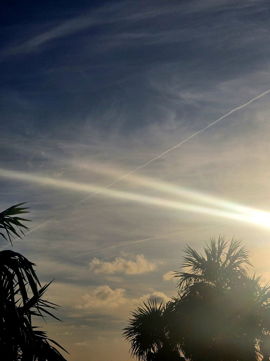 Ils arrosent pas seulement la population, ils arrosent aussi l'océan...  SACHEZ LE !
#chemtrails #Martinique