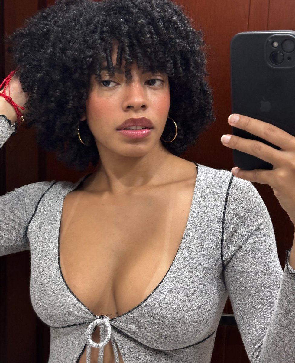 ASHASHBABY27's tweet image. La chica del afro