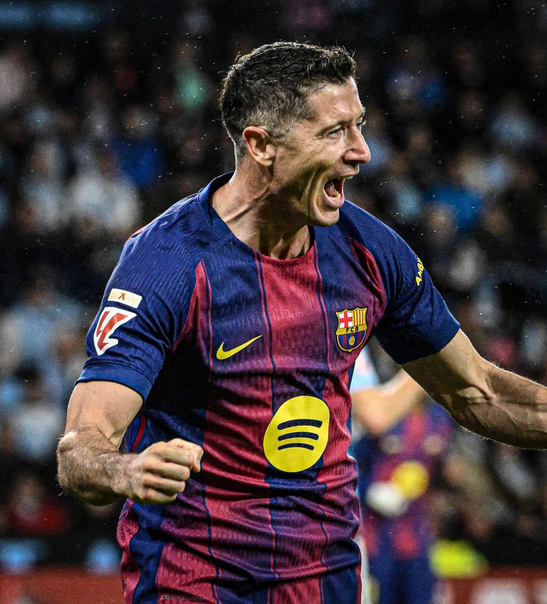 Pxxdwskiii's tweet photo. Lewandowski is now the oldest player to score a hat trick for FC Barcelona. 

Previous record was held by Lewandowski. https://t.co/jPeSjhEZ8r