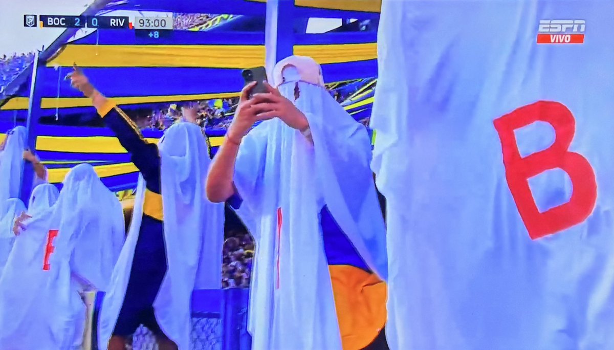 vaaf__'s tweet photo. @BocaJrsOficial SE VAN AL GALLINERO CON EL C*LO ROTO https://t.co/xmYocPOfMY