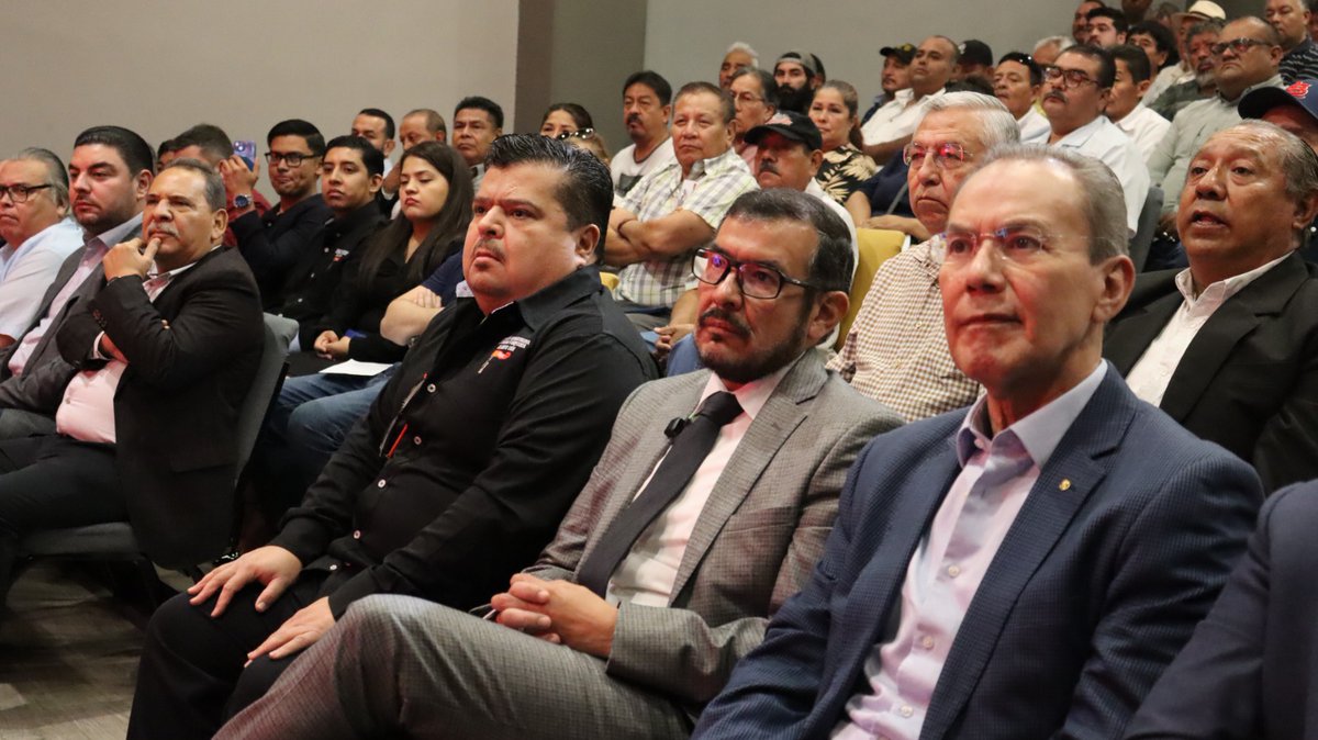 HectorHGutierre's tweet photo. Asistí a Invitación de mi amigo @Asernadeleon  Secretario General de la FROC de Nuevo León a celebrar el 75 aniversario de la organización

Gran conferencia sobre Amparo del Mtro. Abel Anaya

Saludé también a amigos como @federicorojasv Srio del Trabajo en NL y César Serna E. https://t.co/PJ3eKdHfLo