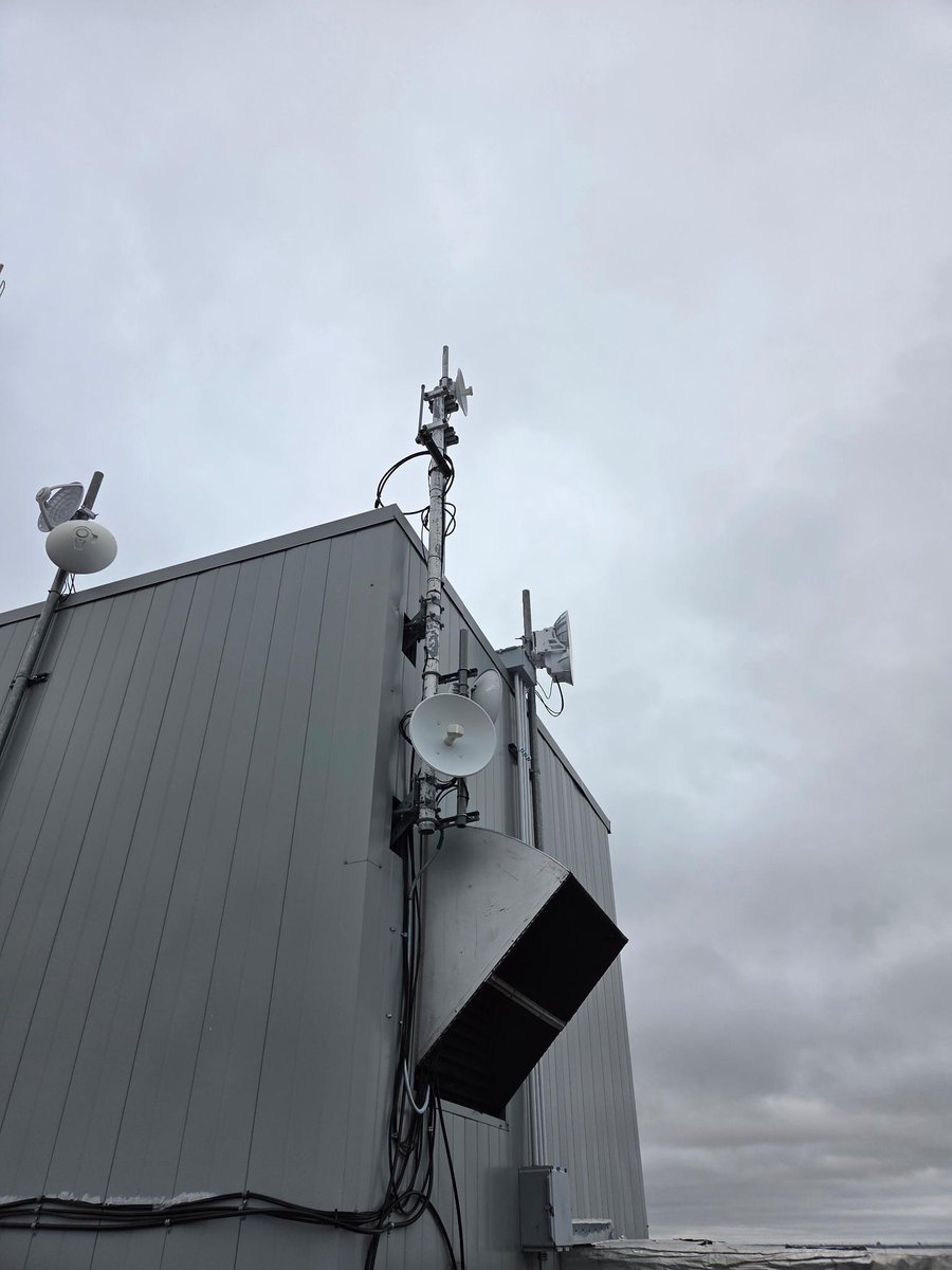 RAM_VE4BB's tweet photo. Today we visited the Osborne site to replace a loose bolt in the VHF antenna for VE4WRS. Also replaced the 5ghz radio to St James so we have redundant connections to VA4STC. A spare 5ghz link was repointed towards Marion so we can establish a connection between the two sites. https://t.co/ZRG0dVLiGP