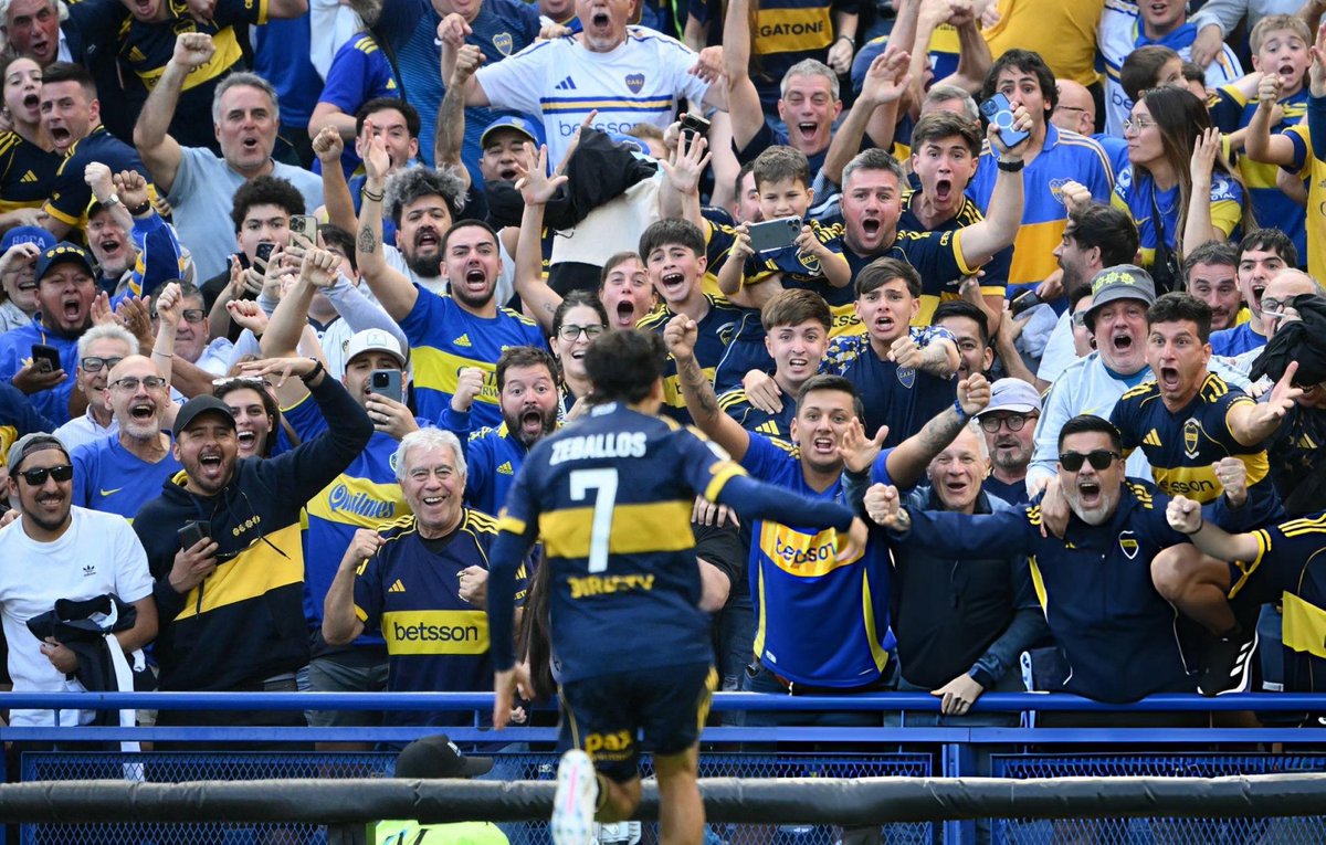 Cada foto nueva que sale sobre el festejo del Chango es mejor que la anterior.

Ya no los gritan así.