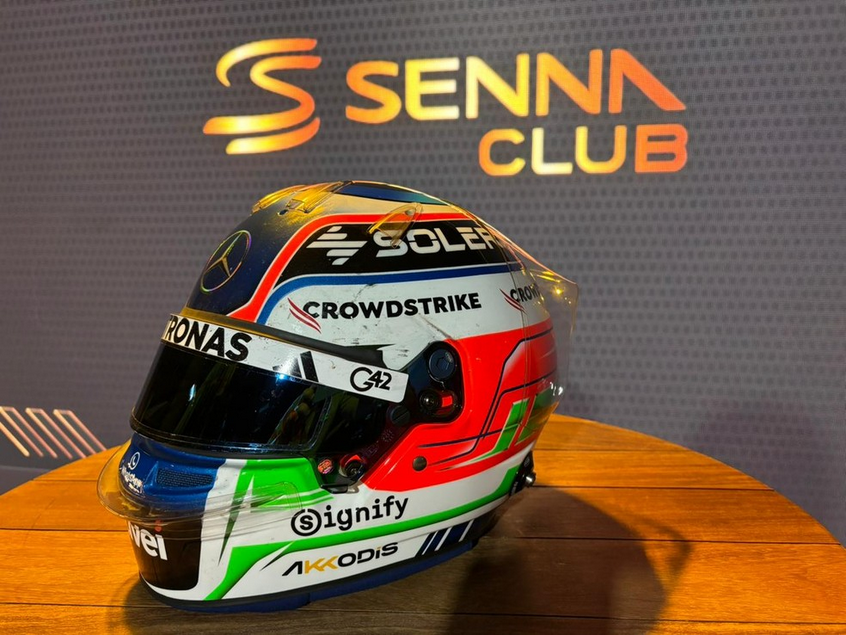 MercedesAMGF1BR's tweet photo. 💚💛 Kimi Antonelli presenteou a família Senna com o capacete que ele utilizou na corrida de hoje.

Ele ainda assinou a viseira, com a seguinte dedicatória: "Para a família Senna, com amor".

[@geglobo] https://t.co/LwE7L3ngfJ