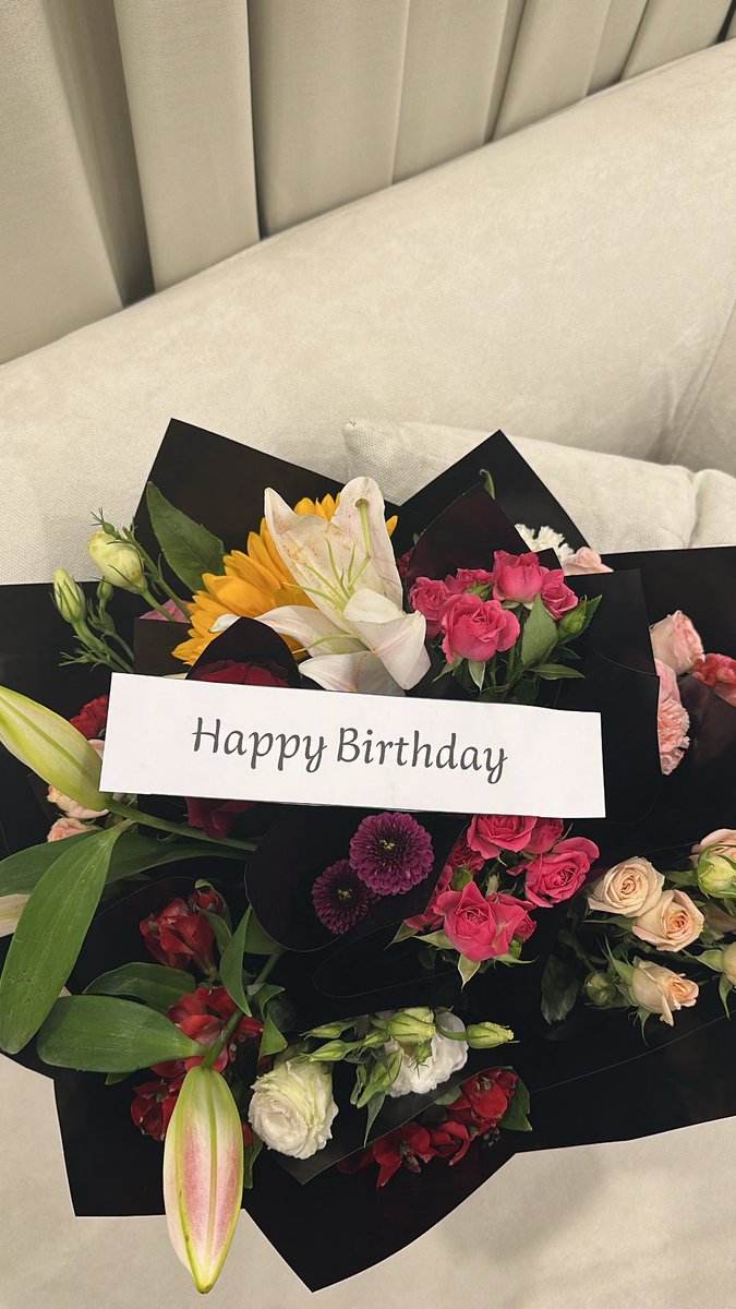 ___1iia's tweet photo. ثمانٍ وعشرون وردة في ميلادي الـ ٢٨ 🌼💕❤️💛🤍🤎🌺 https://t.co/qkj70GLW8L