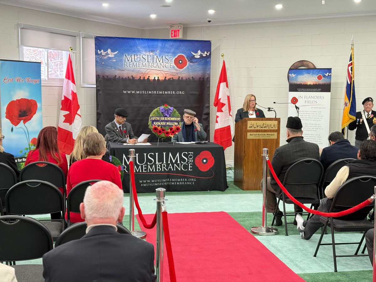 MuslimsRemember's tweet photo. A beautiful #MuslimsForRemembrance ceremony was held at Bai’tul Kareem Mosque in #Cambridge, ON.
Leaders from all levels of government, Waterloo Police, faith groups & the @RoyalCdnLegion joined to honour  honour #Canada’s veterans. 🇨🇦🕊️

Par la grâce d’Allah, une magnifique cérémonie Musulmans pour le Souvenir s’est tenue à la mosquée Bai’tul Kareem à Cambridge, en hommage aux anciens combattants du Canada.

#RemembranceDay #LestWeForget #CambridgeON #VeteransWeek