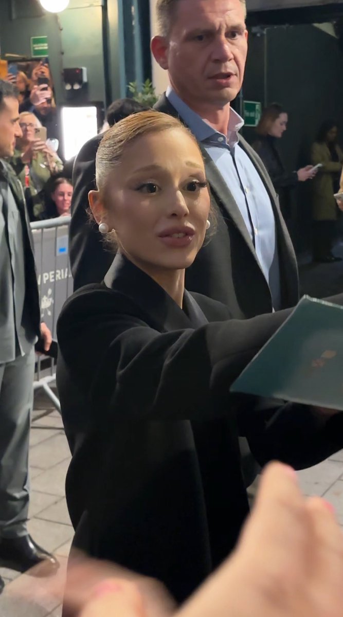 yourstruhy's tweet image. LOOKING AT ME WITH THOSE BIG DEER EYES AND BLOWING ME KISSES 😭😭😭