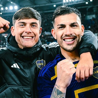 la12tuittera's tweet photo. 🗣️Daniel #Paredes (padre de Leandro) en @Cadena_Xeneize:

“Se que Paulo DYBALA QUIERE VENIR tiene su corazoncito en #Boca, escuché una conversación donde Paulo dijo que VENÍA A BOCA. 

Sé que VA A VENIR Y VAN A JUGAR JUNTOS LEA Y PAULO EN BOCA”. https://t.co/8kMoUEX6zy