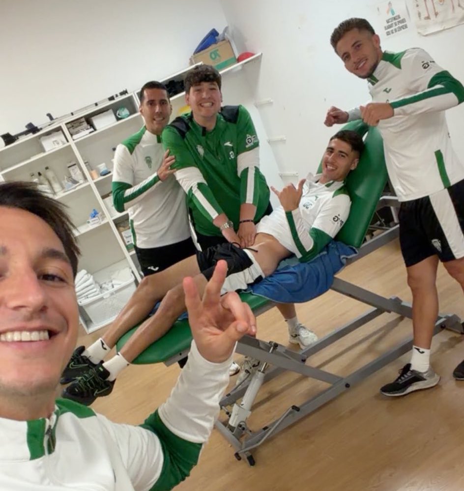 Grande Neco haciendo labores de fisio con el lesionado. No podemos pretender subir de categoría sin personal medico. Poveda, ¡volverás más fuerte que nunca titán! 🫡