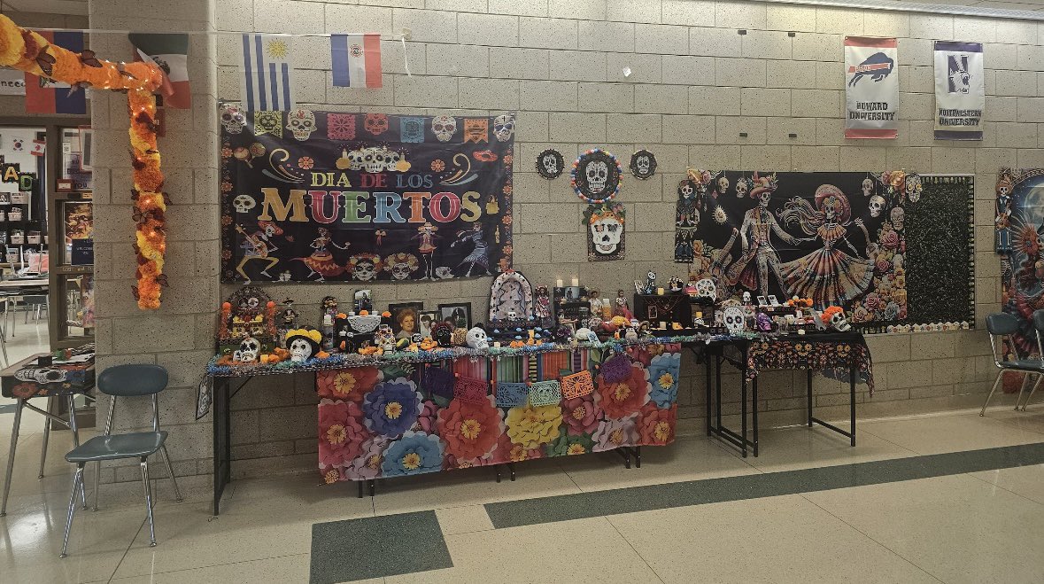 Network10CPS's tweet image. The Eberhart School community ended the month of October honoring Hispanic Heritage, having Halloween fun, and kicking off Day of the Dead celebrations. @ChiPubSchools