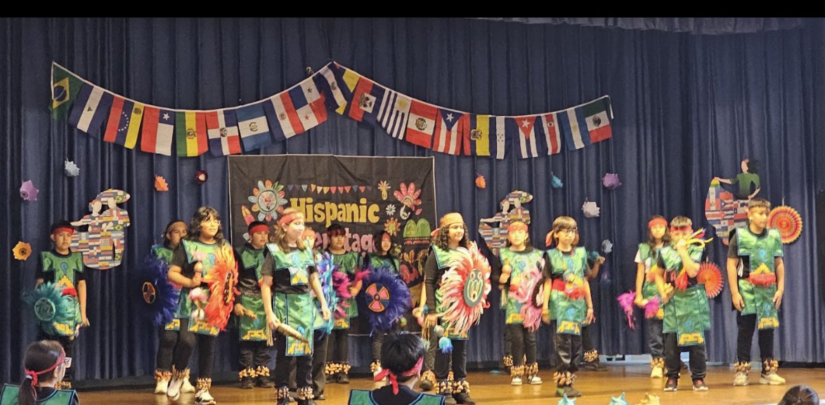 Network10CPS's tweet image. The Eberhart School community ended the month of October honoring Hispanic Heritage, having Halloween fun, and kicking off Day of the Dead celebrations. @ChiPubSchools