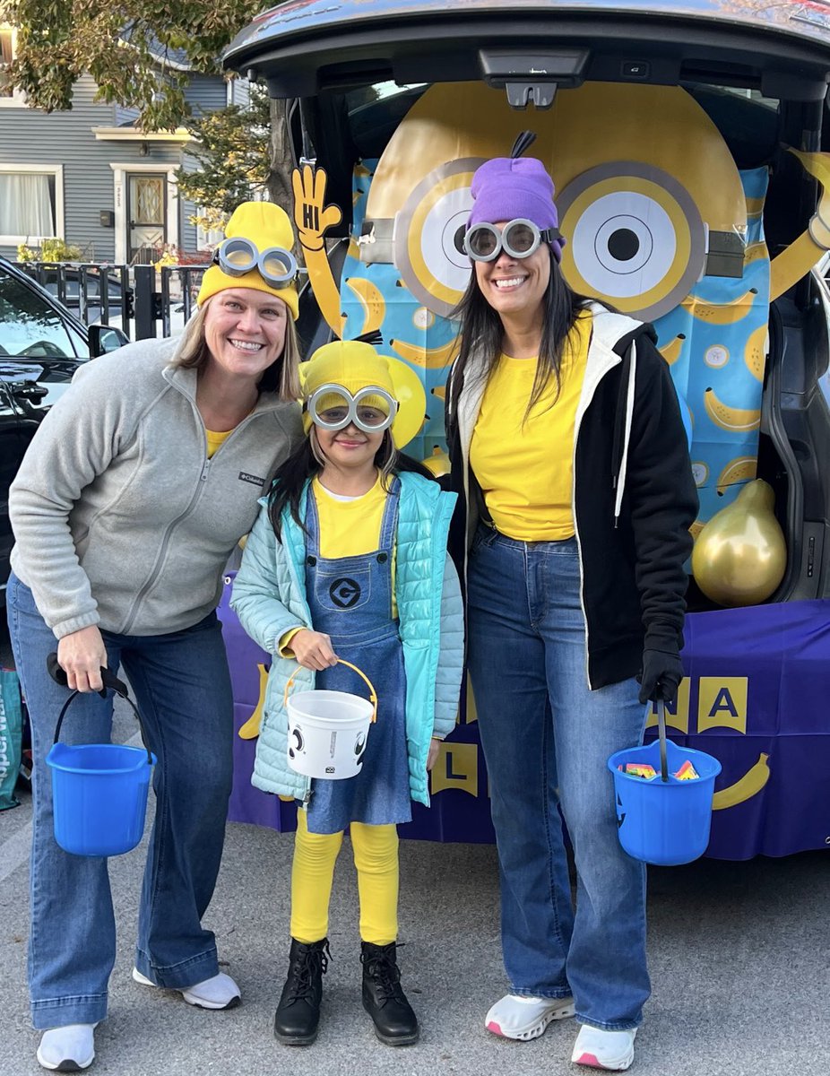 Network10CPS's tweet image. The Eberhart School community ended the month of October honoring Hispanic Heritage, having Halloween fun, and kicking off Day of the Dead celebrations. @ChiPubSchools