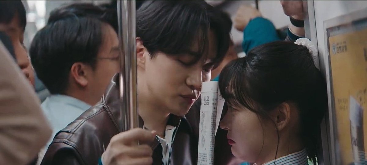 por finnnn gritar por el beso!! 🙊 y por un nuevo juego de miradas en el metro, por cómo siguen poniéndose nerviosos con el mínimo gesto del otro, por lo atentos que son, todo en ellos me emociona 🥹

#TyphoonFamily
#TyphoonFamilyEp10