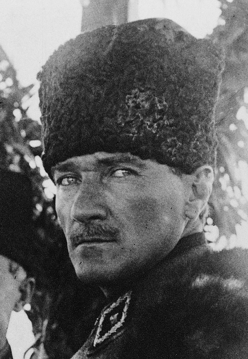 “O, kişisel kazanç ve ün peşinde koşan basit bir diktatör değil, gelecek kuşaklar için sağlam temeller atmaya uğraşan bir kahramandı.”