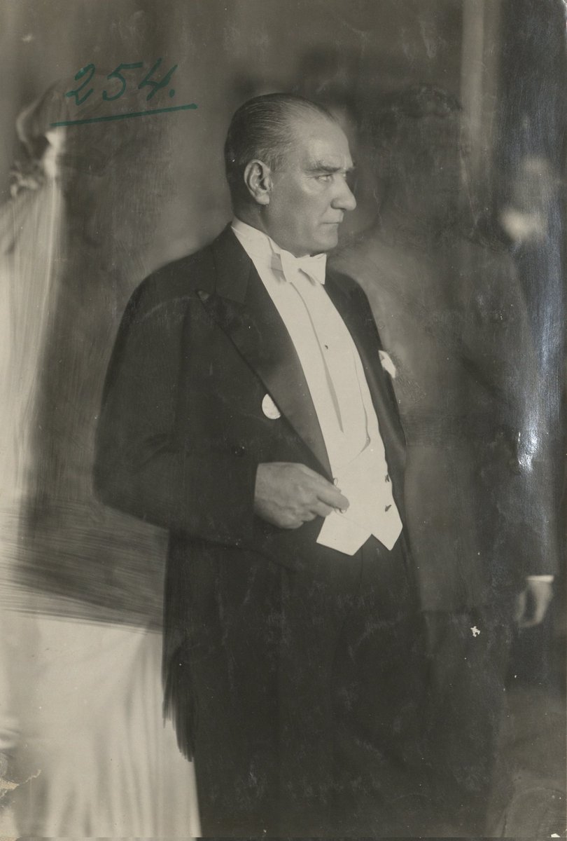 «diyorlar ki: vücut kalır ve ruh gidermiş.. hayır! Türk milleti arasında, atatürk'ün en eski türk atalarından miras kalan yapıcı ve yaratıcı ruhu ebediyyen yaşayacaktır.»