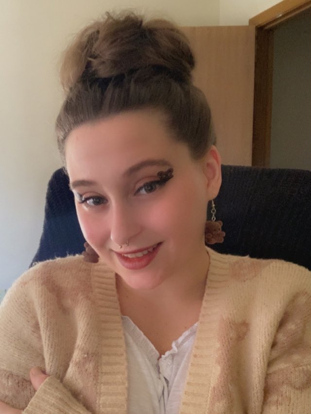 TinyEvilT's tweet photo. I love a good hug from a nice teddy bear 🧸 wbu? #fyp#earrings I made the earrings myself message for details if wanting to buy https://t.co/ByJEMUBkQI
