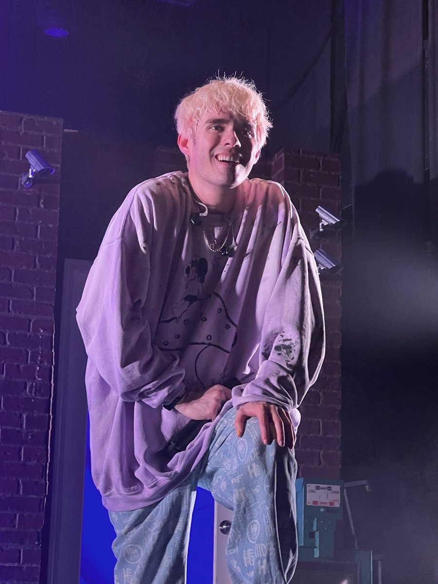 Awsten watching someone wave a lost dab pen in the air to try to find the owner: a short series