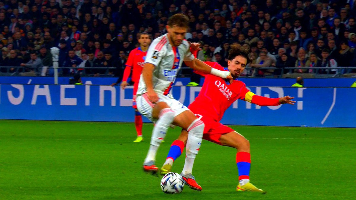 ActuFoot_'s tweet image. 😤 𝗟𝗘𝗦 𝗗𝗜𝗥𝗜𝗚𝗘𝗔𝗡𝗧𝗦 𝗟𝗬𝗢𝗡𝗡𝗔𝗜𝗦 𝗢𝗡𝗧 𝗥𝗘𝗧𝗘𝗡𝗨 𝟰 𝗦𝗜𝗧𝗨𝗔𝗧𝗜𝗢𝗡𝗦 𝗦𝗨𝗥 𝗖𝗘 𝗣𝗦𝗚/𝗢𝗟 :

▫️ 𝗕𝗨𝗧 𝗩𝗔𝗟𝗜𝗗𝗘́ 𝗣𝗢𝗨𝗥 𝗟𝗘 𝗣𝗦𝗚 : potentielle faute de Vitinha 🇵🇹.

▫️ 𝗣𝗢𝗧𝗘𝗡𝗧𝗜𝗘𝗟 𝗣𝗘́𝗡𝗔𝗟𝗧𝗬 𝗣𝗔𝗦 𝗦𝗜𝗙𝗙𝗟𝗘́ 𝗣𝗢𝗨𝗥 𝗟’𝗢𝗟 :…