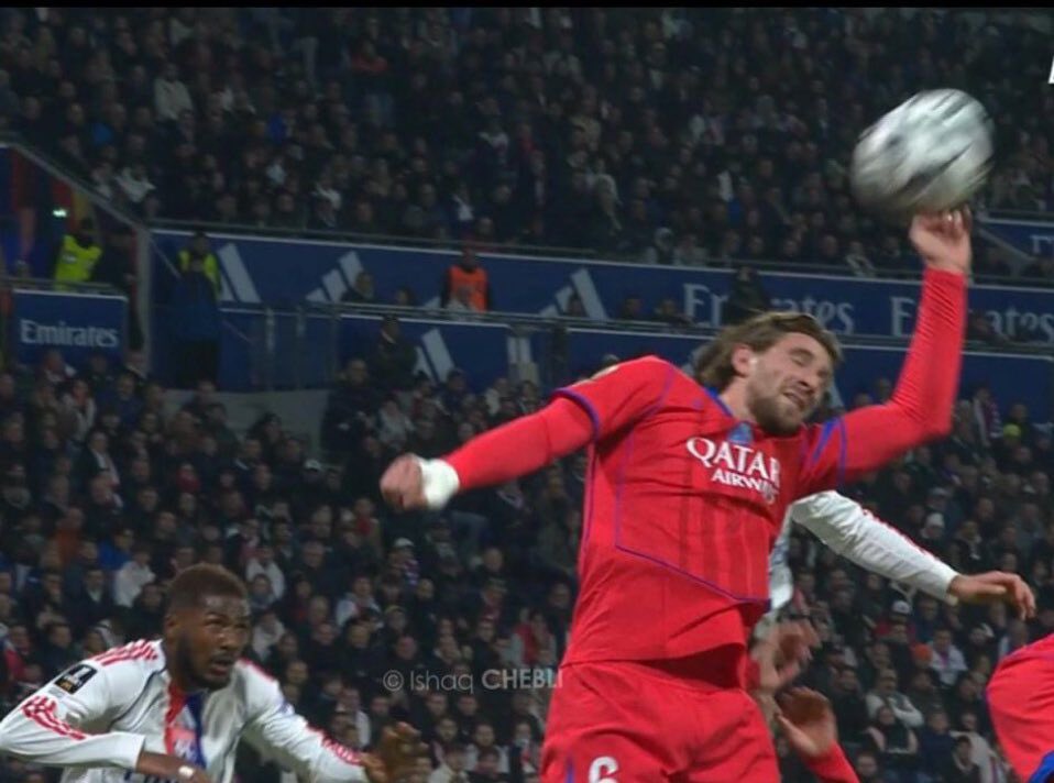 ActuFoot_'s tweet image. 😤 𝗟𝗘𝗦 𝗗𝗜𝗥𝗜𝗚𝗘𝗔𝗡𝗧𝗦 𝗟𝗬𝗢𝗡𝗡𝗔𝗜𝗦 𝗢𝗡𝗧 𝗥𝗘𝗧𝗘𝗡𝗨 𝟰 𝗦𝗜𝗧𝗨𝗔𝗧𝗜𝗢𝗡𝗦 𝗦𝗨𝗥 𝗖𝗘 𝗣𝗦𝗚/𝗢𝗟 :

▫️ 𝗕𝗨𝗧 𝗩𝗔𝗟𝗜𝗗𝗘́ 𝗣𝗢𝗨𝗥 𝗟𝗘 𝗣𝗦𝗚 : potentielle faute de Vitinha 🇵🇹.

▫️ 𝗣𝗢𝗧𝗘𝗡𝗧𝗜𝗘𝗟 𝗣𝗘́𝗡𝗔𝗟𝗧𝗬 𝗣𝗔𝗦 𝗦𝗜𝗙𝗙𝗟𝗘́ 𝗣𝗢𝗨𝗥 𝗟’𝗢𝗟 :…