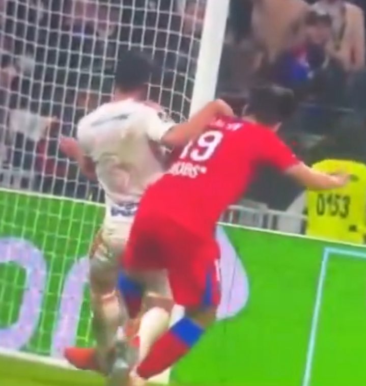 ActuFoot_'s tweet image. 😤 𝗟𝗘𝗦 𝗗𝗜𝗥𝗜𝗚𝗘𝗔𝗡𝗧𝗦 𝗟𝗬𝗢𝗡𝗡𝗔𝗜𝗦 𝗢𝗡𝗧 𝗥𝗘𝗧𝗘𝗡𝗨 𝟰 𝗦𝗜𝗧𝗨𝗔𝗧𝗜𝗢𝗡𝗦 𝗦𝗨𝗥 𝗖𝗘 𝗣𝗦𝗚/𝗢𝗟 :

▫️ 𝗕𝗨𝗧 𝗩𝗔𝗟𝗜𝗗𝗘́ 𝗣𝗢𝗨𝗥 𝗟𝗘 𝗣𝗦𝗚 : potentielle faute de Vitinha 🇵🇹.

▫️ 𝗣𝗢𝗧𝗘𝗡𝗧𝗜𝗘𝗟 𝗣𝗘́𝗡𝗔𝗟𝗧𝗬 𝗣𝗔𝗦 𝗦𝗜𝗙𝗙𝗟𝗘́ 𝗣𝗢𝗨𝗥 𝗟’𝗢𝗟 :…