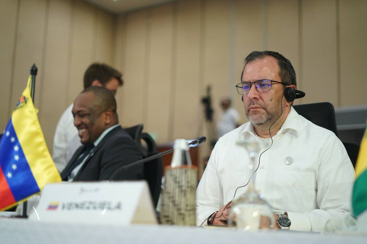 veiinforma's tweet photo. Frente al aumento de despliegue militar y las amenazas, es imprescindible actuar con firmeza. La IV Cumbre CELAC-UE debe expresar posición unificada y clara: defender a América Latina y el Caribe como Zona de Paz, rechazando cualquier intento de militarización en nuestra región https://t.co/UB5L9mMJlB