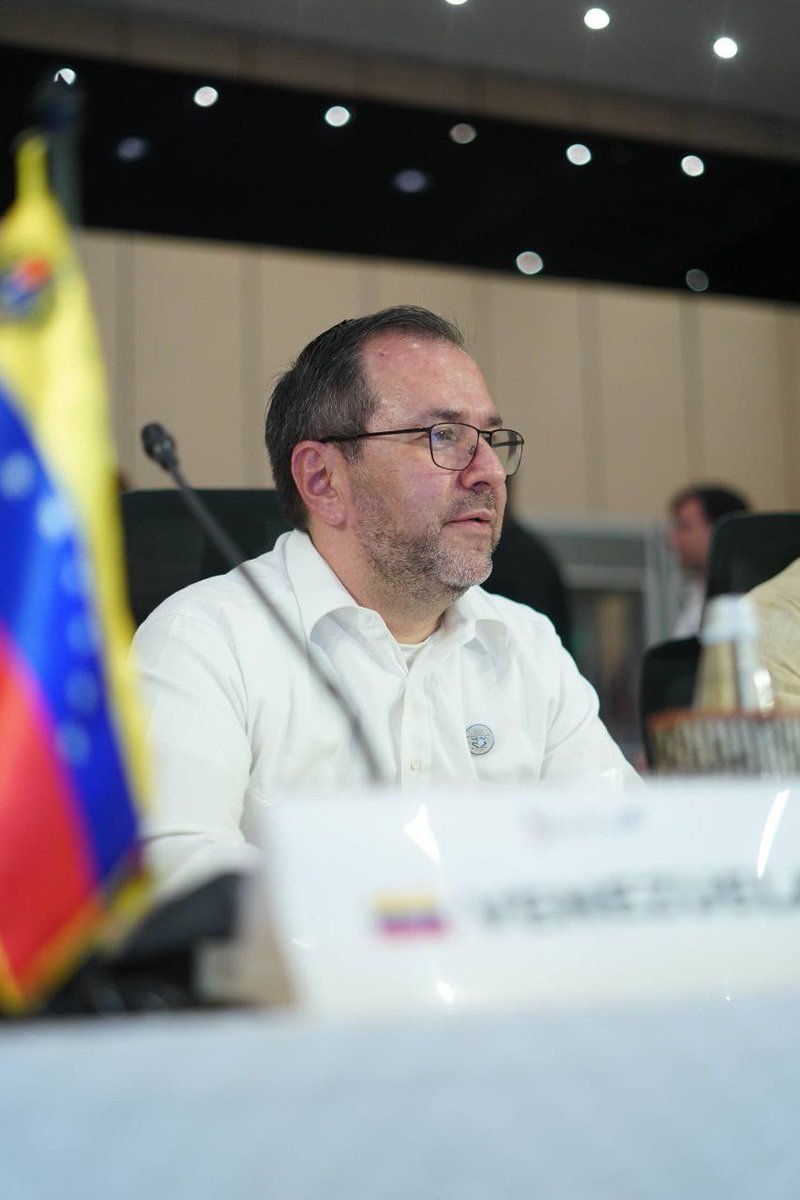 veiinforma's tweet photo. Frente al aumento de despliegue militar y las amenazas, es imprescindible actuar con firmeza. La IV Cumbre CELAC-UE debe expresar posición unificada y clara: defender a América Latina y el Caribe como Zona de Paz, rechazando cualquier intento de militarización en nuestra región https://t.co/UB5L9mMJlB
