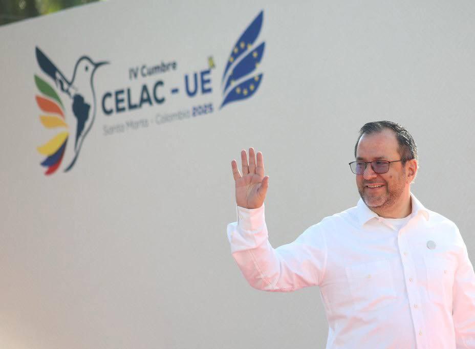 veiinforma's tweet photo. Frente al aumento de despliegue militar y las amenazas, es imprescindible actuar con firmeza. La IV Cumbre CELAC-UE debe expresar posición unificada y clara: defender a América Latina y el Caribe como Zona de Paz, rechazando cualquier intento de militarización en nuestra región https://t.co/UB5L9mMJlB