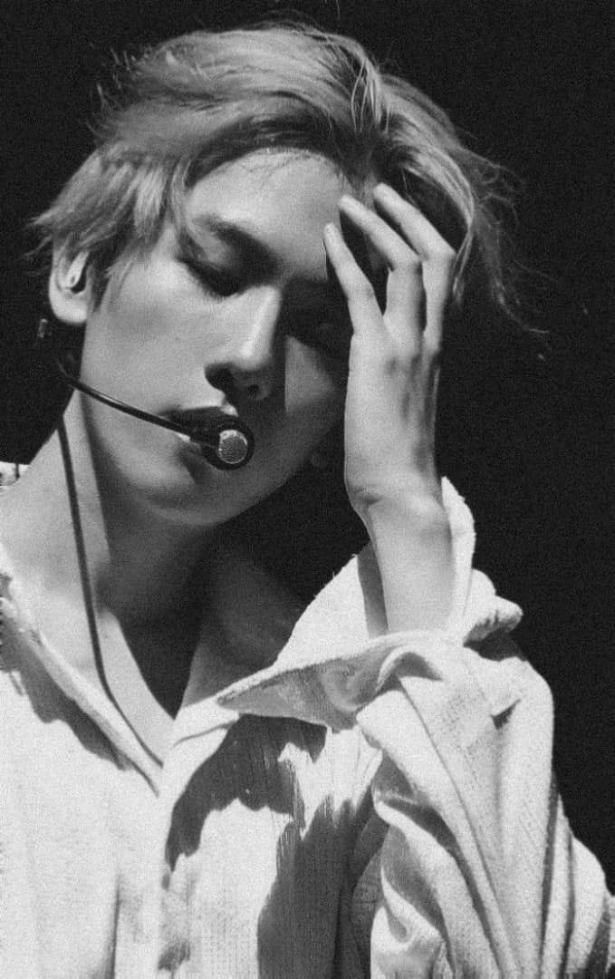 We only said goodbye with words
I died a hundred times
You go back to her
And I go back to
I go back to us
You go back to her
And I go back to
I go back to us
#BAEKHYUN
#2025MAMAVOTE