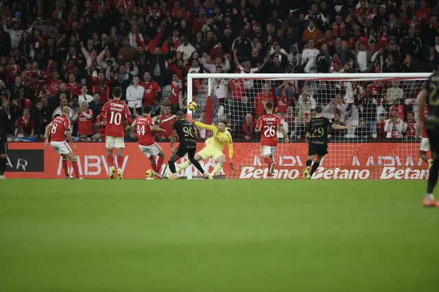 olhaoquete2igo's tweet image. Perder pontos em casa contra uma equipa que mal consegue fazer 2 passes seguidos. Será que dá para chamar o Guinness?

Agora é entreter o povinho com a arbitragem. Os grandes culpados de estarmos a 6 pontos da liderança da Liga e a caminhar 1 para campeonato em 7 anos(!)...