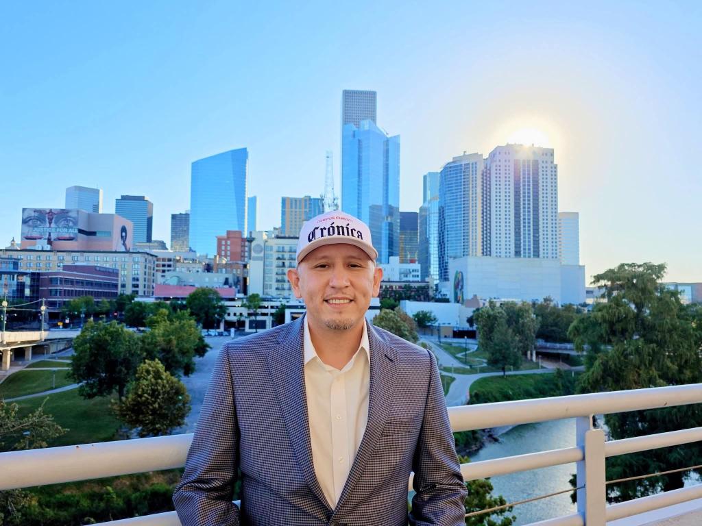 Standing at my alma mater, the Corpus Christi Crónica is in Houston, TX today covering Governor Greg Abbott’s historic announcement for a fourth term.