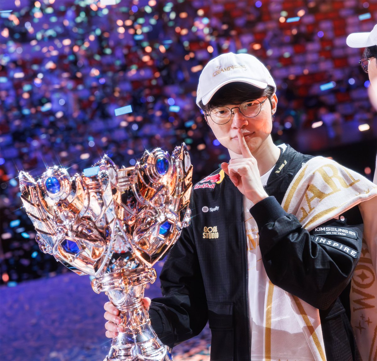 onlyhyuck0507's tweet photo. 트로피와 우리혁
보는것만으로도 행복해진다 #Faker https://t.co/oQrRE6MQy2