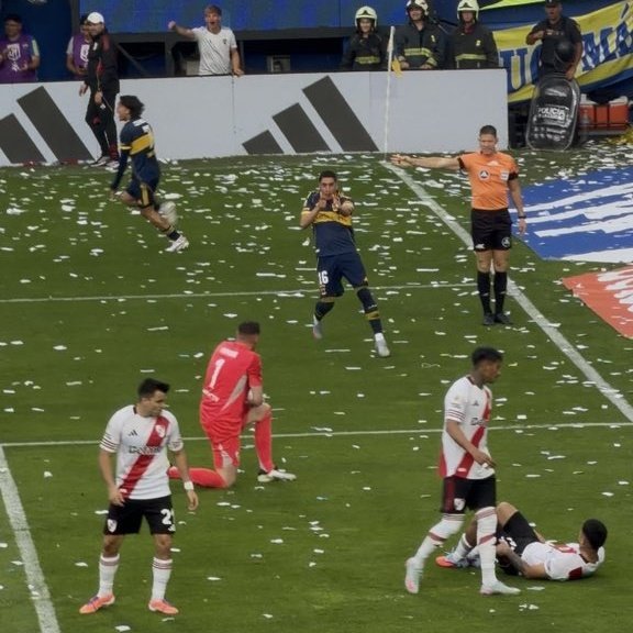 A su hinchada 
A sus jugadores

Merentiel, el hombre de los clásicos. Nacido para matar gallinas.