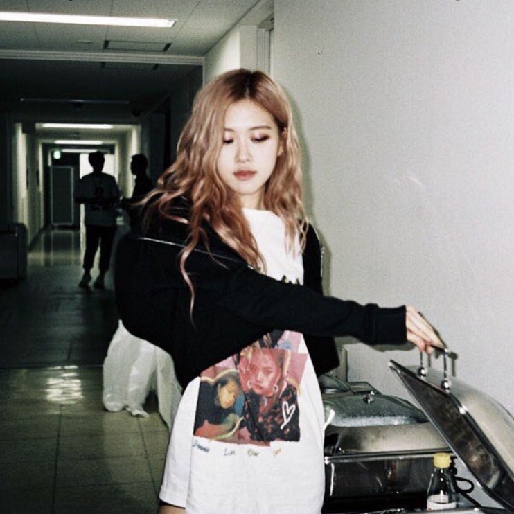 fizchery's tweet image. #confessing this my fav hair color on rose ever probably