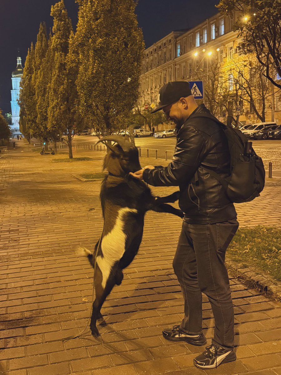 dimka_sky88's tweet photo. Багато хто буде не радий, але я вчора зустрів колишнього. І ми зробили спільне фото для вас на #хтивийпонеділок https://t.co/DO2TE5DJOb