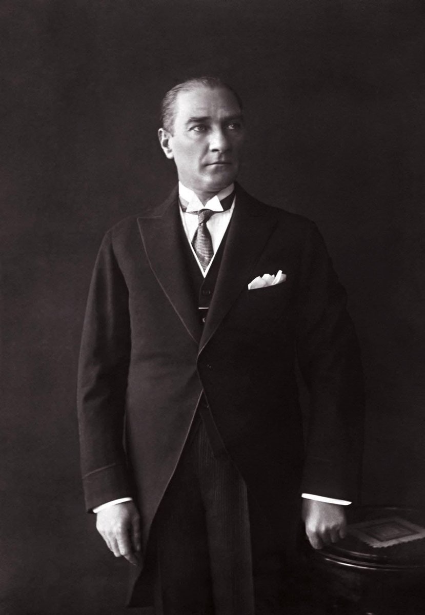 “Büyüklük odur ki : Kimseye iltifat etmeyeceksin, hiç kimseyi aldatmayacaksın, memleket için hakiki mefkûre(ideal) ne ise onu görecek, o hedefe yürüyeceksin. Herkes senin aleyhinde bulunacaktır, herkes seni yolundan çevirmeye çalışacaktır. İşte sen bunda mukavemetli(dayanıklı)